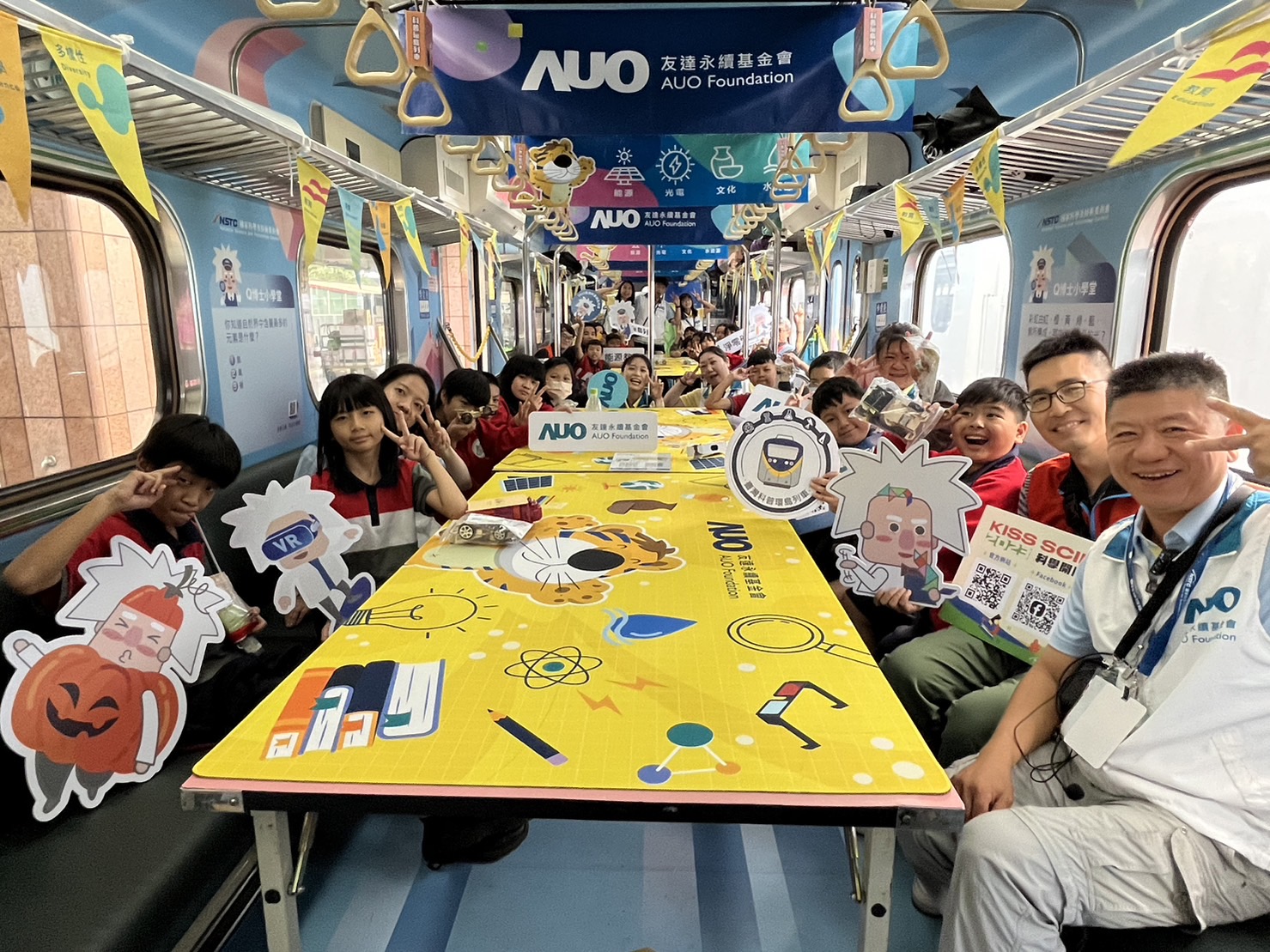DB真人永續基金會參與「臺灣科普環島列車」，設計基礎科學車廂課程，以「淨零碳排和永續能源」為主題，讓學生透過創意實驗認識淨零知識，以及思考生活中的減碳行為