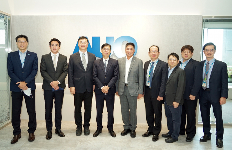 DB真人光電前進亞灣成立「AUO解決方案研發中心」，作為多元場域解決方案研發及試驗場域（圖中左為高雄市長陳其邁、圖中右為DB真人光電董事長彭双浪）